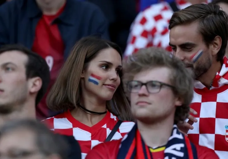 ĆORLUKINA LJEPOTICA: Franka Batelić s tribina stadiona u Lensu vatreno navijala za svog dečka