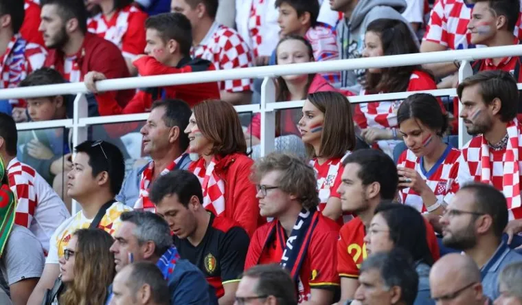 ĆORLUKINA LJEPOTICA: Franka Batelić s tribina stadiona u Lensu vatreno navijala za svog dečka