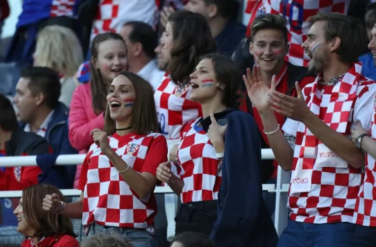 ĆORLUKINA LJEPOTICA: Franka Batelić s tribina stadiona u Lensu vatreno navijala za svog dečka