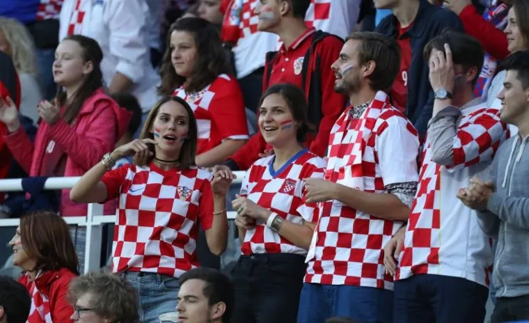 ĆORLUKINA LJEPOTICA: Franka Batelić s tribina stadiona u Lensu vatreno navijala za svog dečka