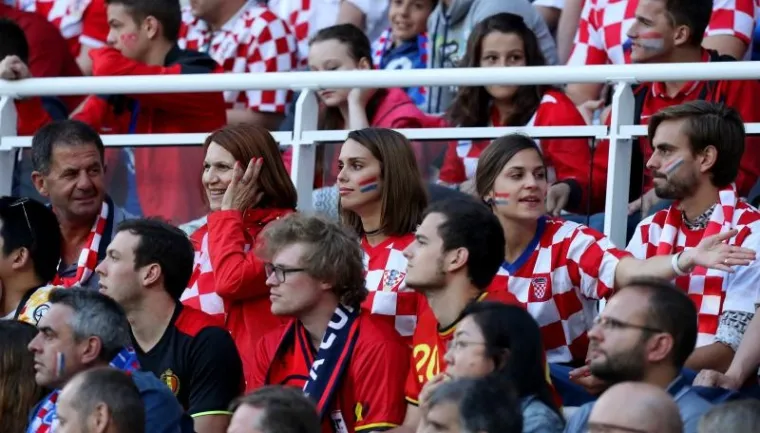 ĆORLUKINA LJEPOTICA: Franka Batelić s tribina stadiona u Lensu vatreno navijala za svog dečka