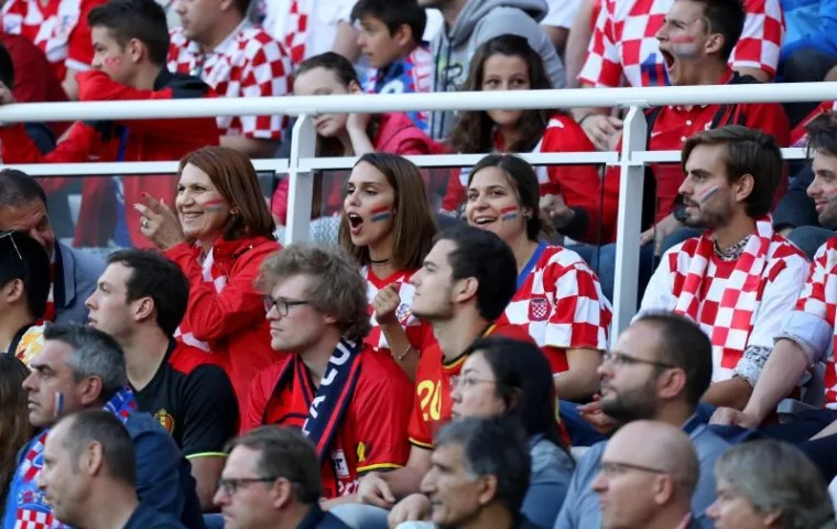 ĆORLUKINA LJEPOTICA: Franka Batelić s tribina stadiona u Lensu vatreno navijala za svog dečka