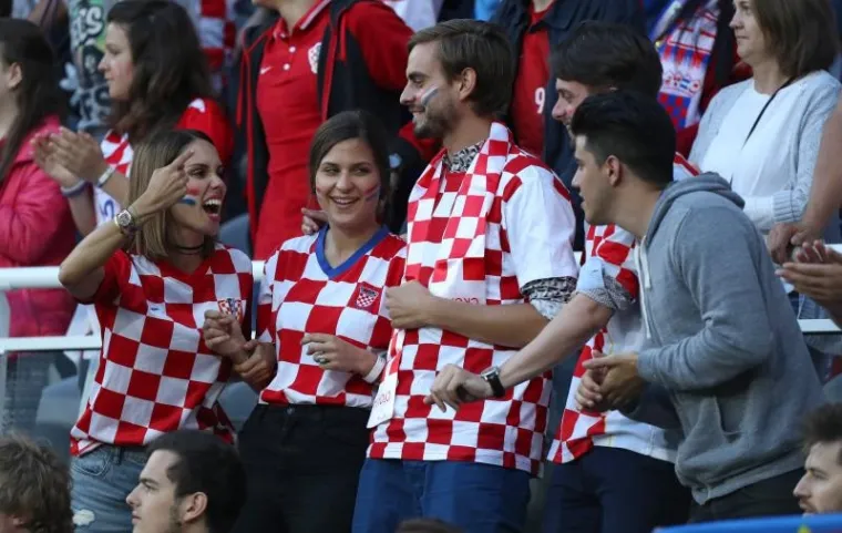 ĆORLUKINA LJEPOTICA: Franka Batelić s tribina stadiona u Lensu vatreno navijala za svog dečka