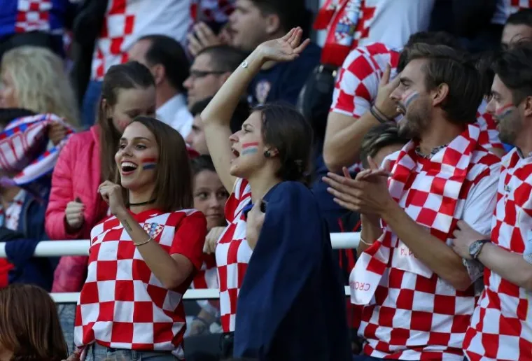 ĆORLUKINA LJEPOTICA: Franka Batelić s tribina stadiona u Lensu vatreno navijala za svog dečka