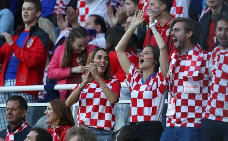 ĆORLUKINA LJEPOTICA: Franka Batelić s tribina stadiona u Lensu vatreno navijala za svog dečka