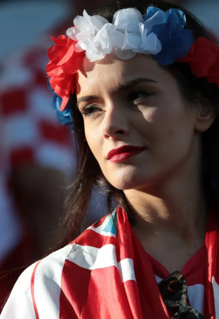 Hrvatski navijači okupirali su Lens,  a posebno su pažnju privlačile vatrene navijačice. Jedna od njih tako je zasjenila sve na tribinama.