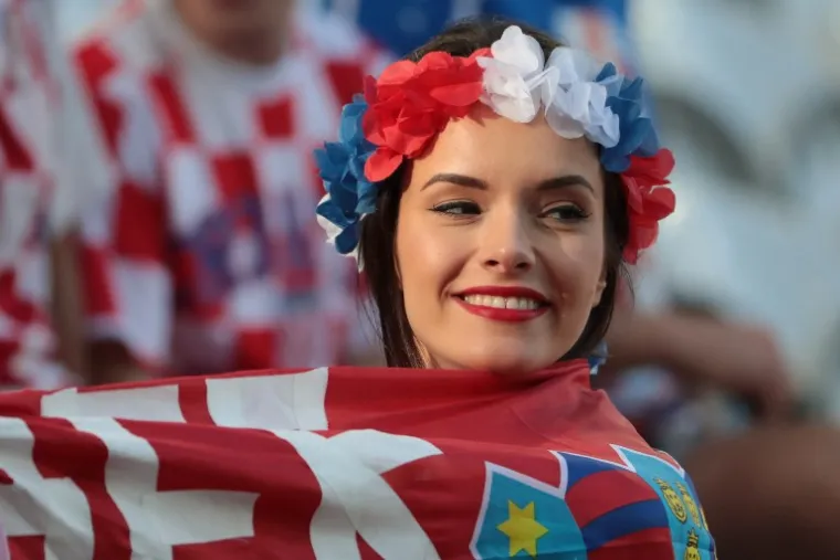 RONALDO, VIDI&Scaron; LI OVO: Seksi Hrvatica zasjenila sve na tribinama, nitko ne može maknuti oči s nje