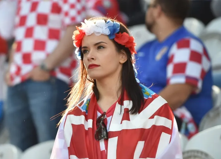 RONALDO, VIDI&Scaron; LI OVO: Seksi Hrvatica zasjenila sve na tribinama, nitko ne može maknuti oči s nje