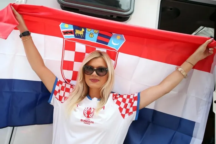 RONALDO, VIDI&Scaron; LI OVO: Seksi Hrvatica zasjenila sve na tribinama, nitko ne može maknuti oči s nje