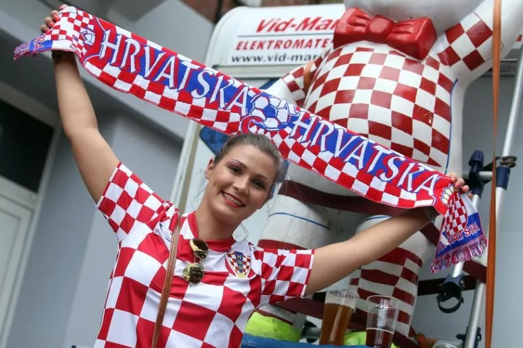 RONALDO, VIDI&Scaron; LI OVO: Seksi Hrvatica zasjenila sve na tribinama, nitko ne može maknuti oči s nje