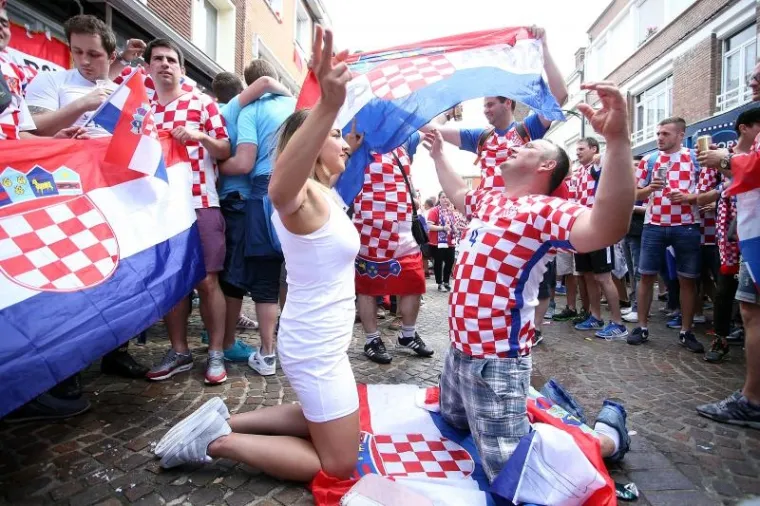 RONALDO, VIDI&Scaron; LI OVO: Seksi Hrvatica zasjenila sve na tribinama, nitko ne može maknuti oči s nje