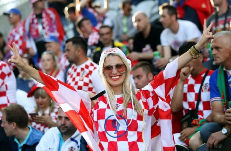 RONALDO, VIDI&Scaron; LI OVO: Seksi Hrvatica zasjenila sve na tribinama, nitko ne može maknuti oči s nje