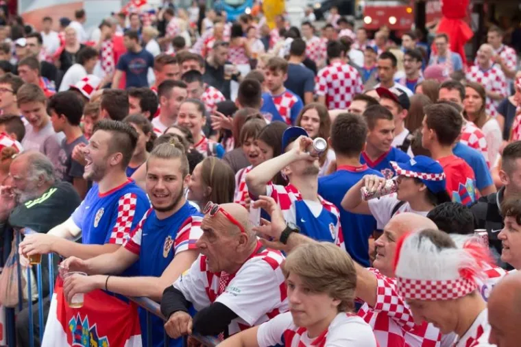 Navijači prate utakmicu između Hrvatske i Portugala u Fan zoni na Trgu bana Jelačića.