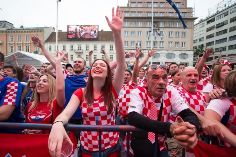 HRVATSKA UZ VATRENE: Tisuće navijača iza&scaron;lo na trgove i pratilo akcije Modrića i Ronalda