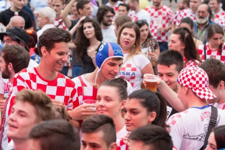 HRVATSKA UZ VATRENE: Tisuće navijača iza&scaron;lo na trgove i pratilo akcije Modrića i Ronalda