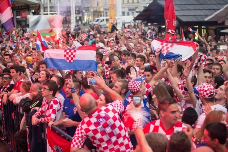 HRVATSKA UZ VATRENE: Tisuće navijača iza&scaron;lo na trgove i pratilo akcije Modrića i Ronalda