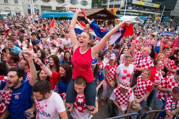 HRVATSKA UZ VATRENE: Tisuće navijača iza&scaron;lo na trgove i pratilo akcije Modrića i Ronalda