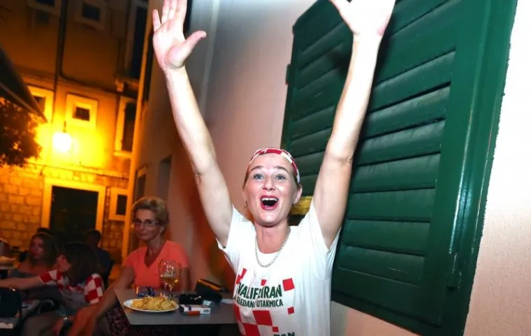 Navijači u &Scaron;ibeniku prate prijenos utakmice Hrvatska - Portugal.