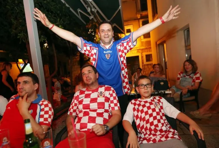 HRVATSKA UZ VATRENE: Tisuće navijača iza&scaron;lo na trgove i pratilo akcije Modrića i Ronalda