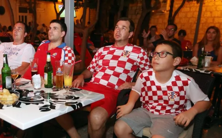 HRVATSKA UZ VATRENE: Tisuće navijača iza&scaron;lo na trgove i pratilo akcije Modrića i Ronalda