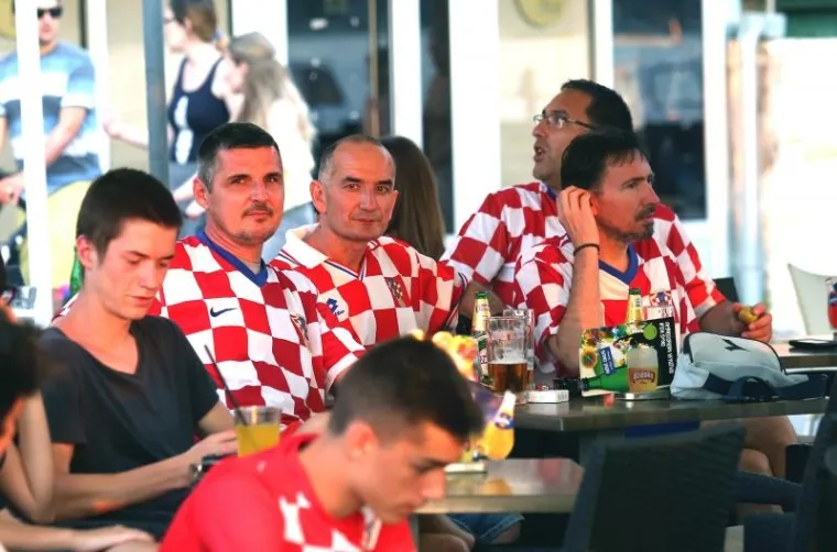 HRVATSKA UZ VATRENE: Tisuće navijača iza&scaron;lo na trgove i pratilo akcije Modrića i Ronalda