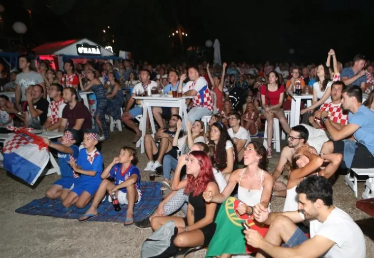 Hrvatski i portugalski navijači zajedno gledaju utakmicu osmine finala Europskog prvenstva Hrvastka - Portugal, u ljetnom kinu Bačvice u Splitu.