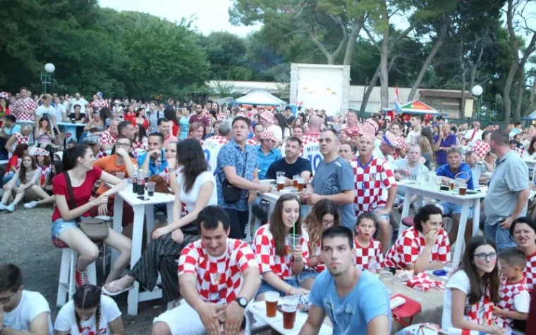 HRVATSKA UZ VATRENE: Tisuće navijača iza&scaron;lo na trgove i pratilo akcije Modrića i Ronalda