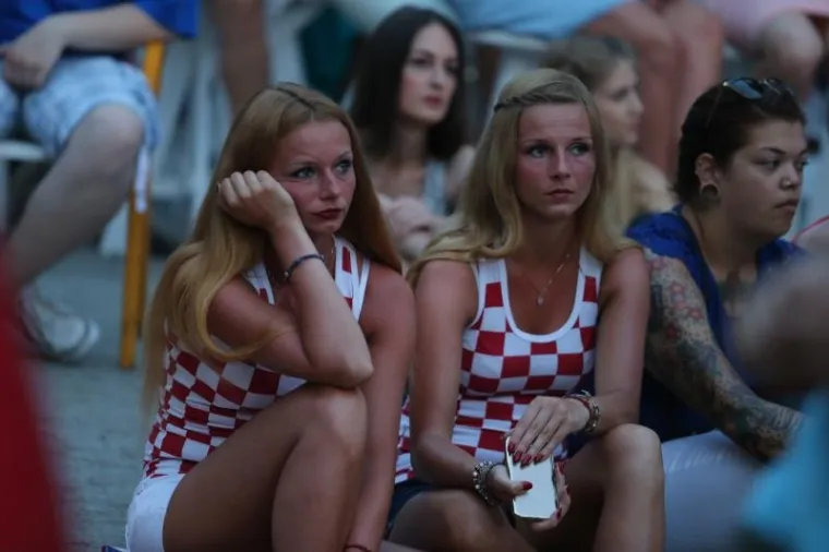 HRVATSKA UZ VATRENE: Tisuće navijača iza&scaron;lo na trgove i pratilo akcije Modrića i Ronalda