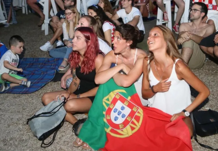 HRVATSKA UZ VATRENE: Tisuće navijača iza&scaron;lo na trgove i pratilo akcije Modrića i Ronalda