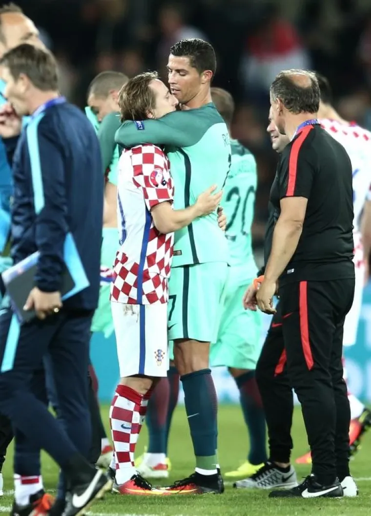 Luku Modrića te&scaron;ko je pogodio poraza od Portugala. Morao je čestitati klupskom suigraču C. Ronaldu, a on ga je poku&scaron;ao utje&scaron;iti.