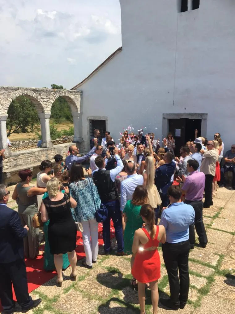 Alen Macinić, popularni Svizac iz Big Brothera, vjenčao se sa svojom izabranicom Livijom Filipčić u romantičnoj crkvi sv. Fo&scaron;ke kod Vodnjana, u Istri.