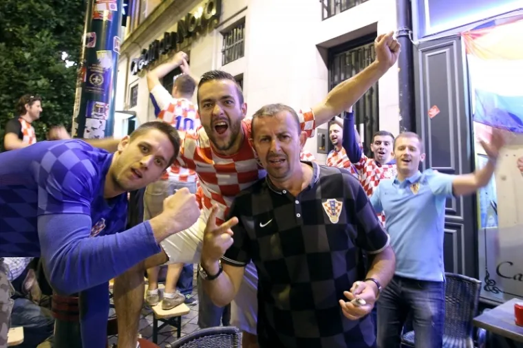 U ranim jutarnjim satima uoči utakmice osmine finala Europskog prvenstva između Hrvatske i Portugala hrvatski navijači pjesmom su budili okolne stanare, pjevali i plesali ispred obližnjih kafića u samom sredi&scaron;tu grada.