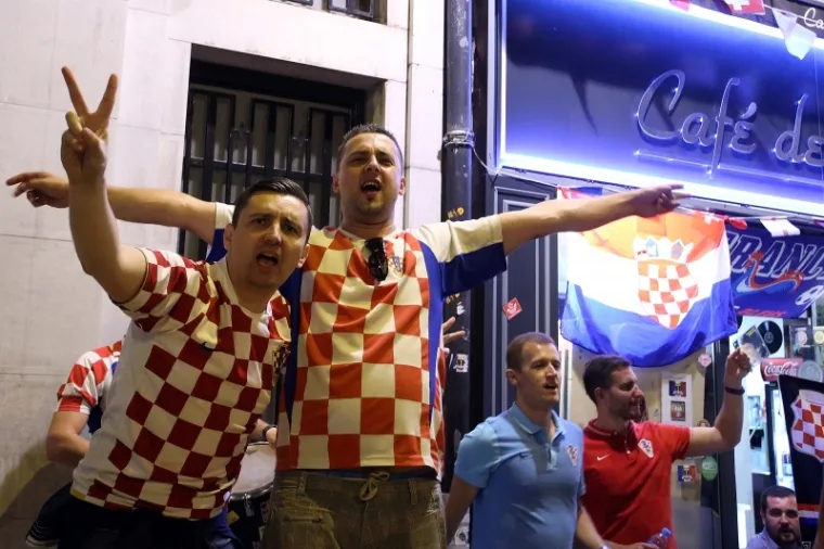 FRANCUSKA U HRVATSKIM BOJAMA: Veselje na&scaron;ih navijača u Lensu