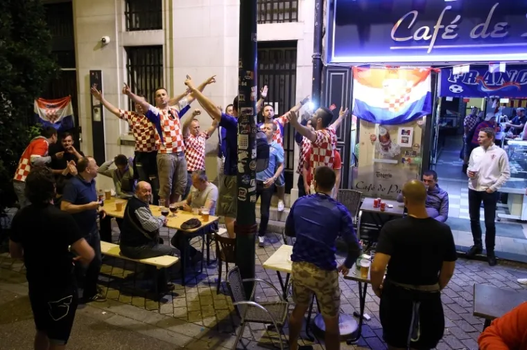 FRANCUSKA U HRVATSKIM BOJAMA: Veselje na&scaron;ih navijača u Lensu