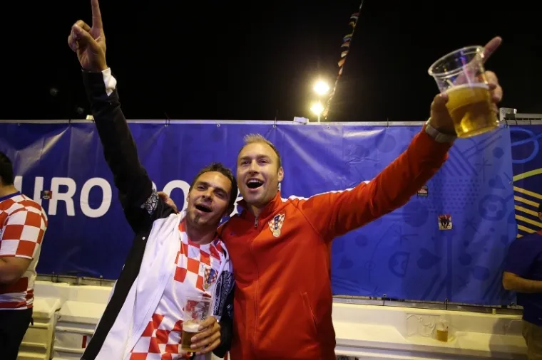 FRANCUSKA U HRVATSKIM BOJAMA: Veselje na&scaron;ih navijača u Lensu