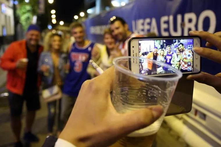 FRANCUSKA U HRVATSKIM BOJAMA: Veselje na&scaron;ih navijača u Lensu