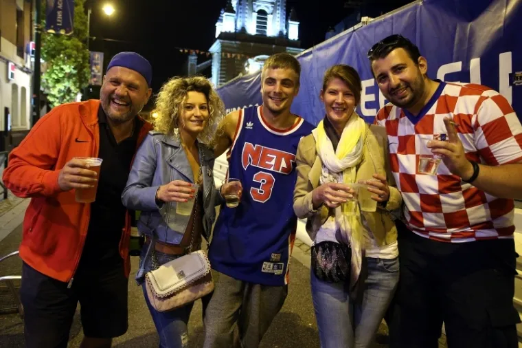 FRANCUSKA U HRVATSKIM BOJAMA: Veselje na&scaron;ih navijača u Lensu