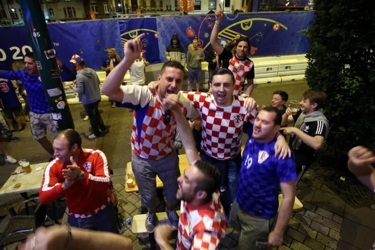 FRANCUSKA U HRVATSKIM BOJAMA: Veselje na&scaron;ih navijača u Lensu