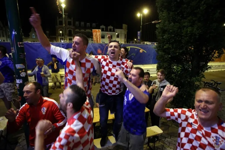 FRANCUSKA U HRVATSKIM BOJAMA: Veselje na&scaron;ih navijača u Lensu