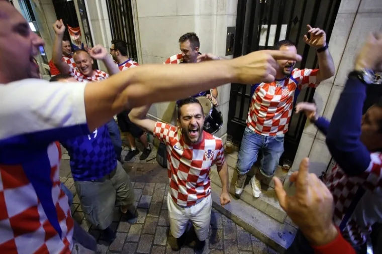 FRANCUSKA U HRVATSKIM BOJAMA: Veselje na&scaron;ih navijača u Lensu