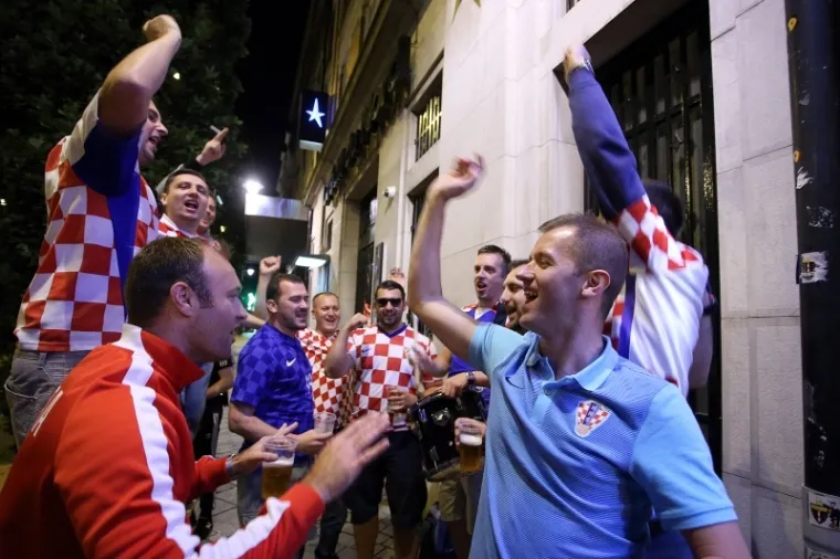 FRANCUSKA U HRVATSKIM BOJAMA: Veselje na&scaron;ih navijača u Lensu