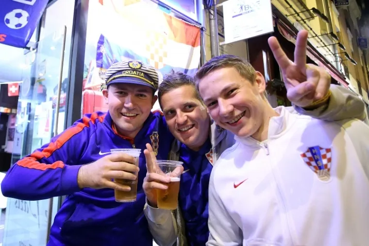 FRANCUSKA U HRVATSKIM BOJAMA: Veselje na&scaron;ih navijača u Lensu