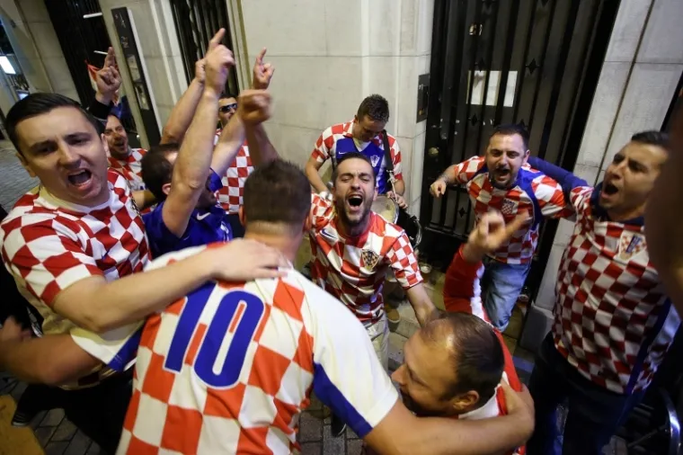 FRANCUSKA U HRVATSKIM BOJAMA: Veselje na&scaron;ih navijača u Lensu