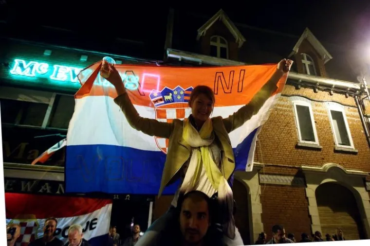 FRANCUSKA U HRVATSKIM BOJAMA: Veselje na&scaron;ih navijača u Lensu