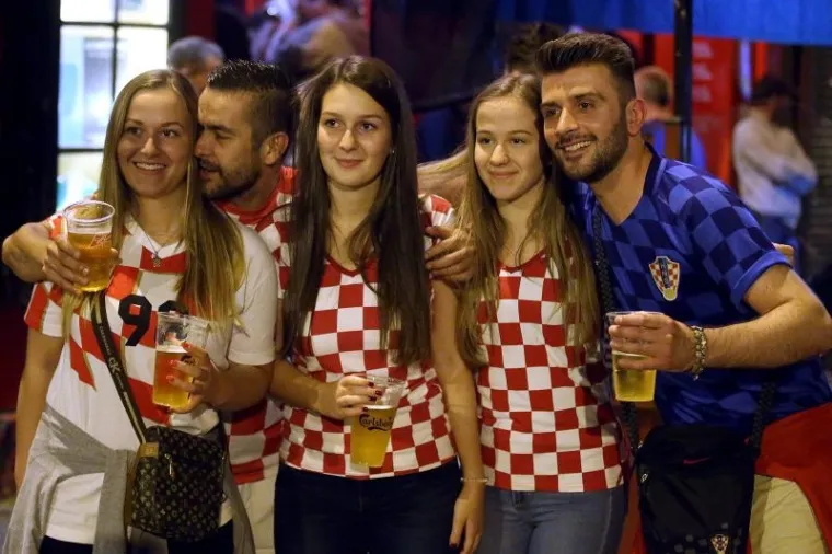 FRANCUSKA U HRVATSKIM BOJAMA: Veselje na&scaron;ih navijača u Lensu