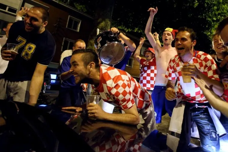 FRANCUSKA U HRVATSKIM BOJAMA: Veselje na&scaron;ih navijača u Lensu