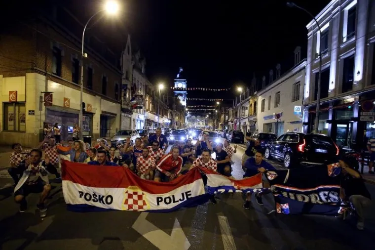 FRANCUSKA U HRVATSKIM BOJAMA: Veselje na&scaron;ih navijača u Lensu