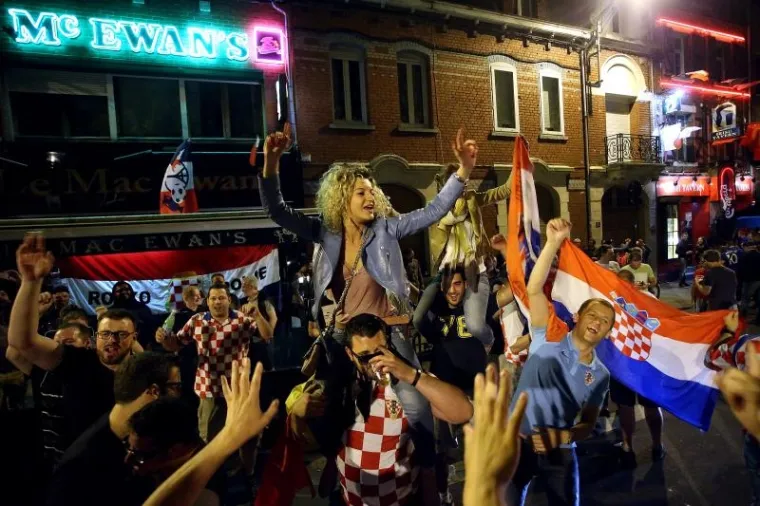 FRANCUSKA U HRVATSKIM BOJAMA: Veselje na&scaron;ih navijača u Lensu