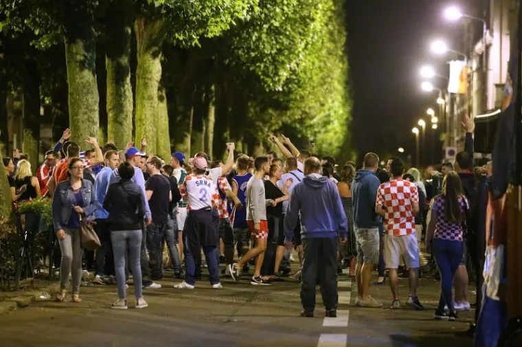 FRANCUSKA U HRVATSKIM BOJAMA: Veselje na&scaron;ih navijača u Lensu