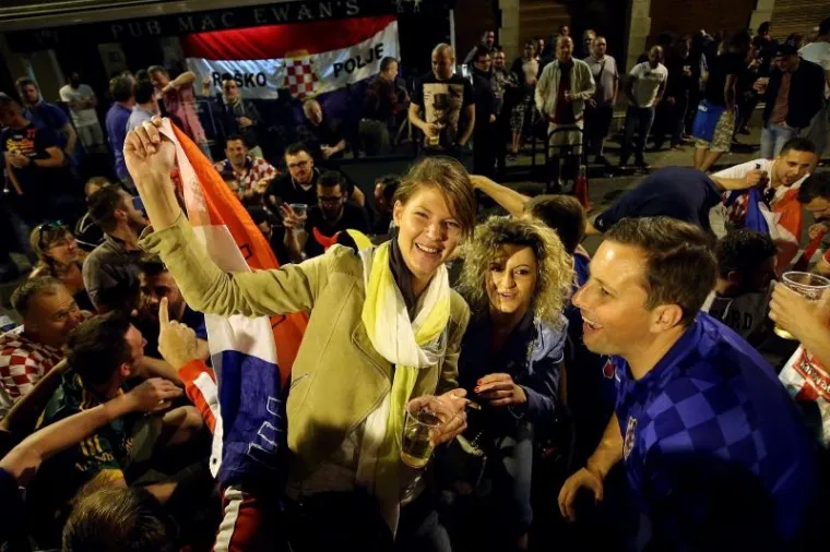 FRANCUSKA U HRVATSKIM BOJAMA: Veselje na&scaron;ih navijača u Lensu